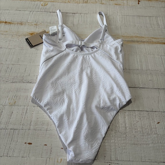 Nike V-Neck Jacquard One Piece Swimsuit NWT size Medium White Bathing Suit - Picture 14 of 15